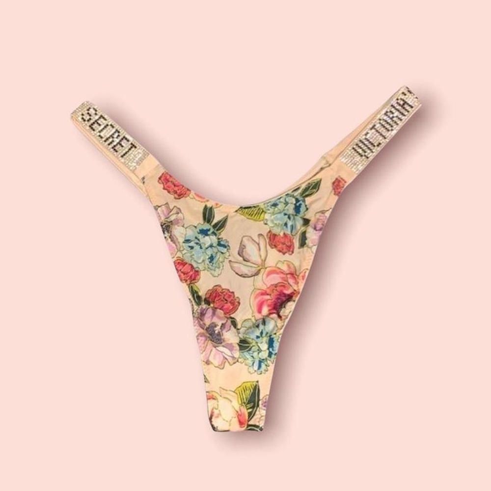 Victoria’s Secret Floral Thong Undies🌺